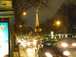  la tour Eiffel et son faisceau lumineux